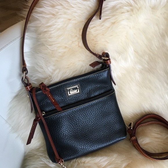 Dooney and Bourke Leather Crossbody with
removable/adjustable strap - Picture 3 of 11
